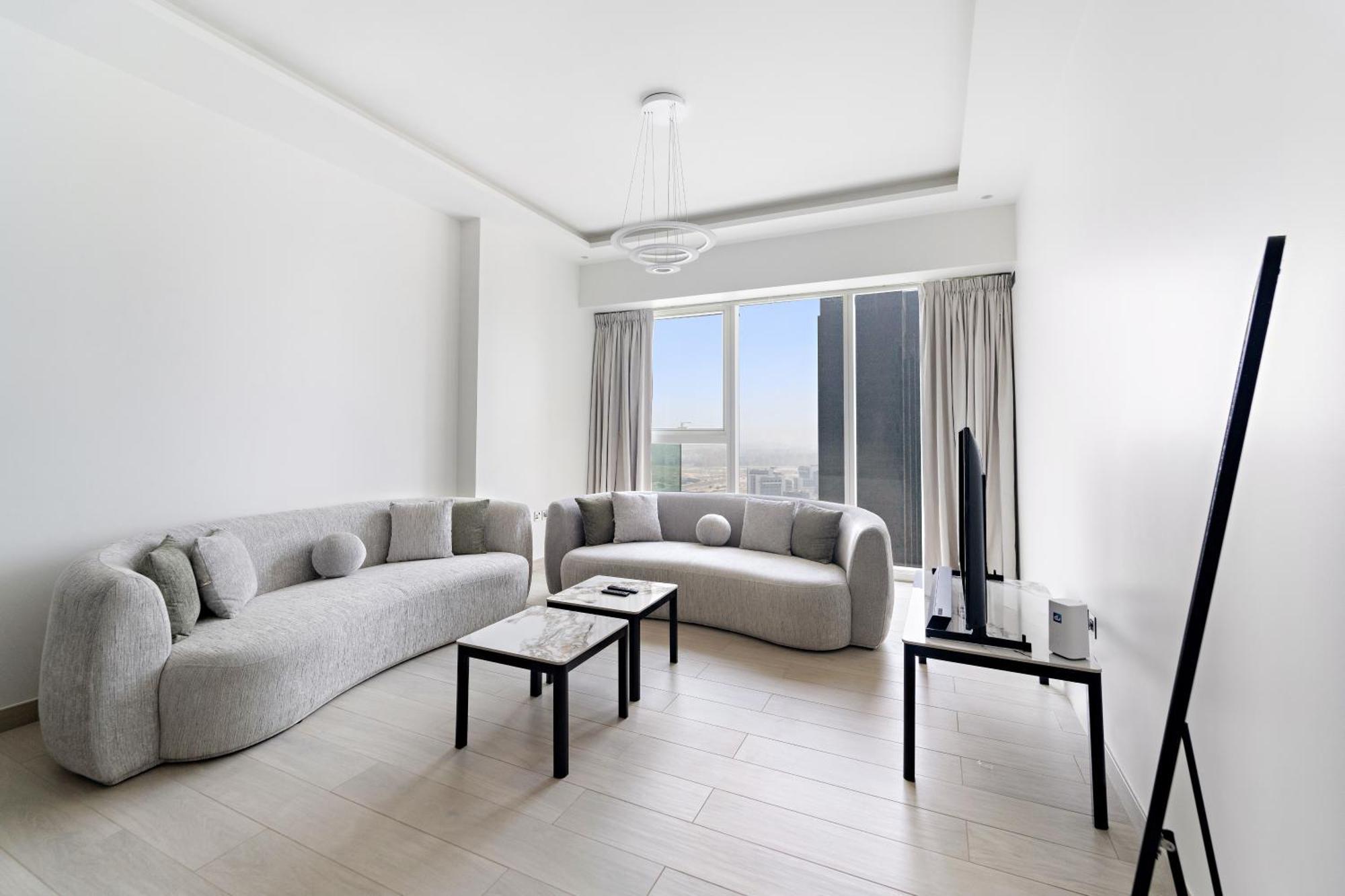 Brand New Luxurious 3br - Pool, Gym & Uptown Views * Dubai